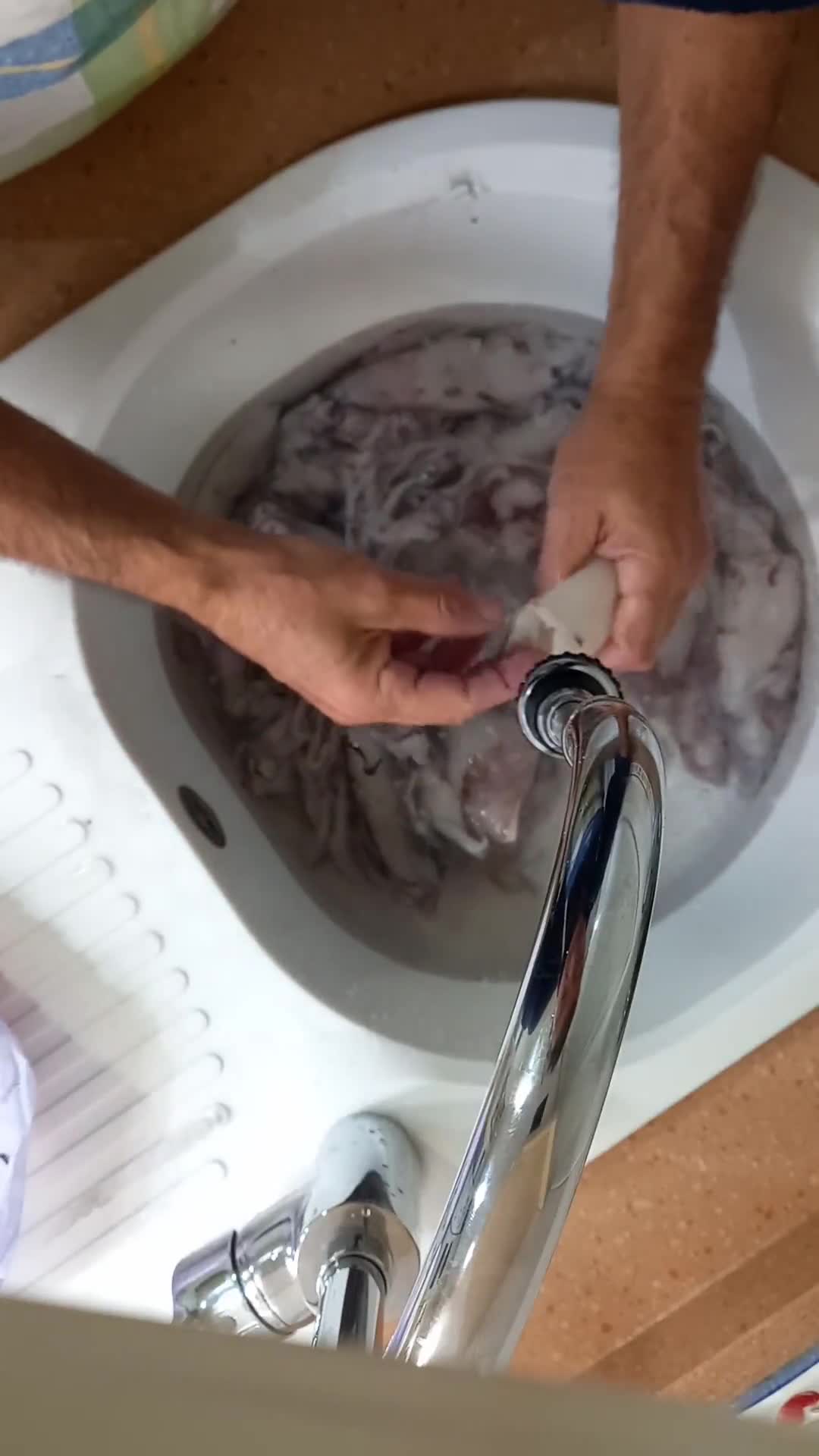 Foto del paso 2 de la receta: Chipirones del cantábrico rellenos en su tinta a la bilbaina