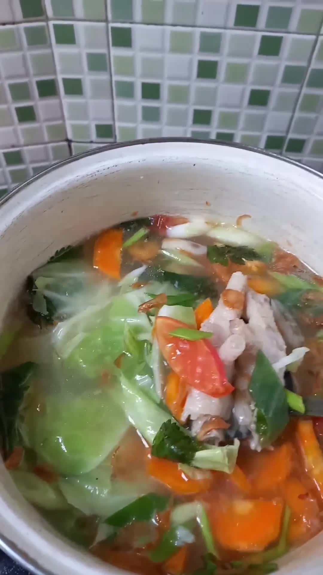 Foto langkah ke 5 dari resep Sop Ceker Sayuran Bumbu Cemplung.