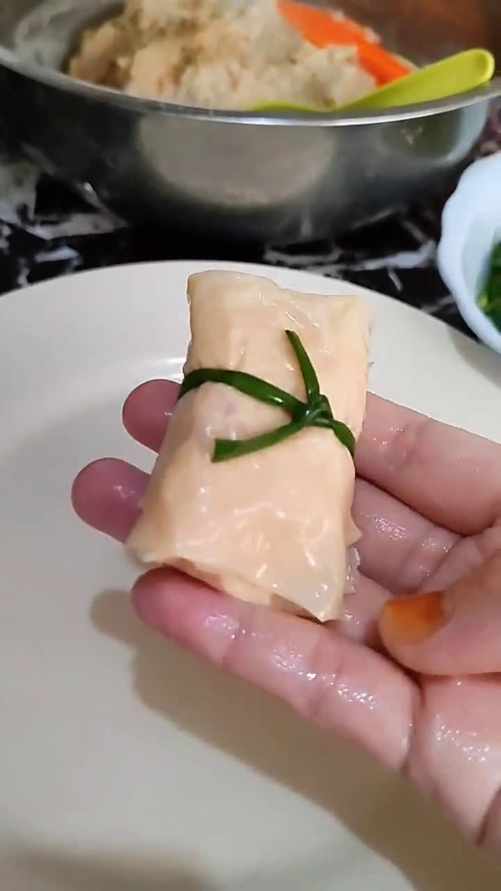 Foto langkah ke 3 dari resep Lumpia Ayam Kembang Tahu.