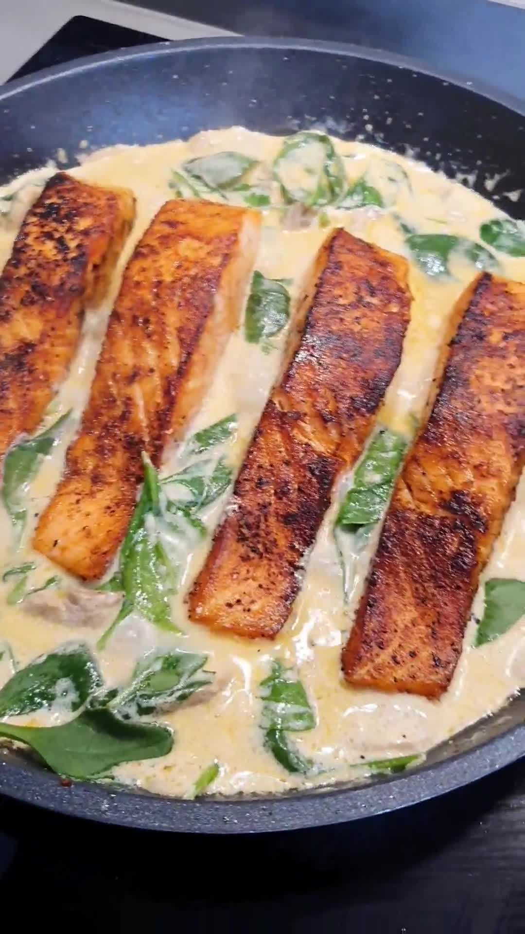 Foto del paso 3 de la receta: Salmón en salsa cremosa con espinacas baby