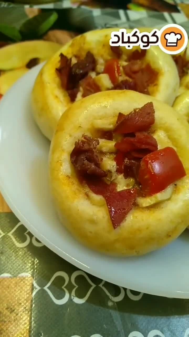 صورة لخطوة 8 من وصفة فطائر البيتزا بعجينة هشة وقطنية وطعم لذيذ 😋❤️