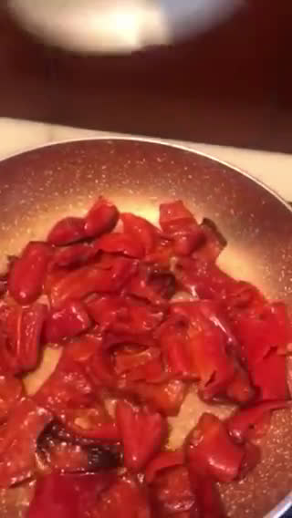Foto del paso 4 de la receta: Tortelloni de berenjena, tomate y mozzarella, con salsita de pimientos rojos