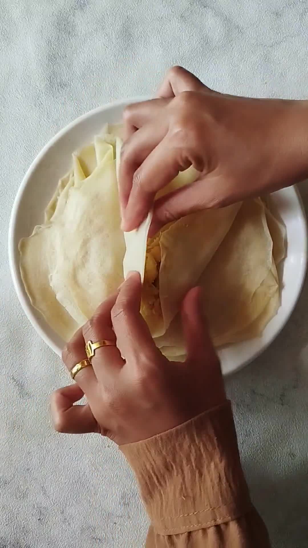 Foto langkah ke 5 dari resep Risoles Pisang Coklat Keju Segitiga.