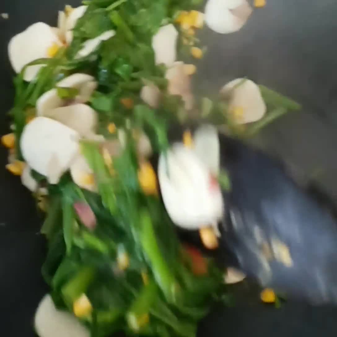 Foto langkah ke 3 dari resep Tumis Kangkung Bakso Ikan.