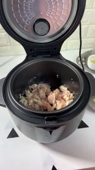 Foto langkah ke 2 dari resep Nasi Merah tumis ayam tauge.