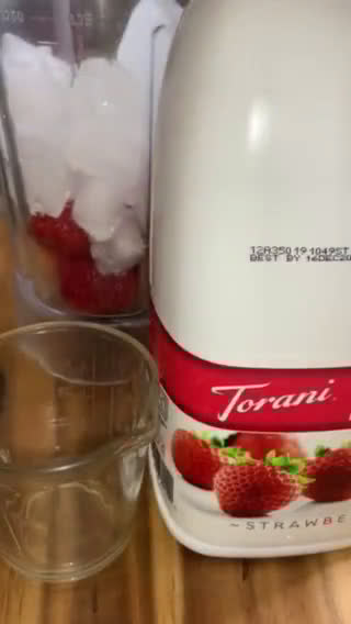 Foto del paso 2 de la receta: Smoothie de fresa escarchado con CHAMOY