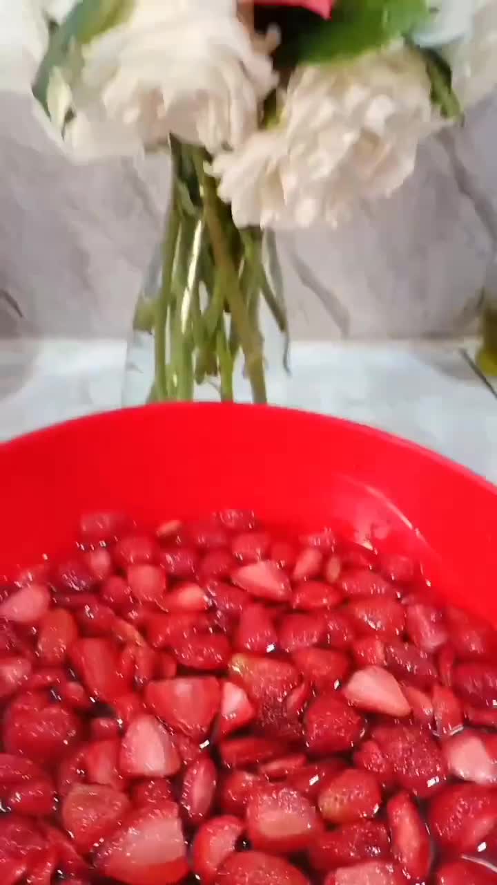 صورة لخطوة 1 من وصفة مربى الفراولة 🍓