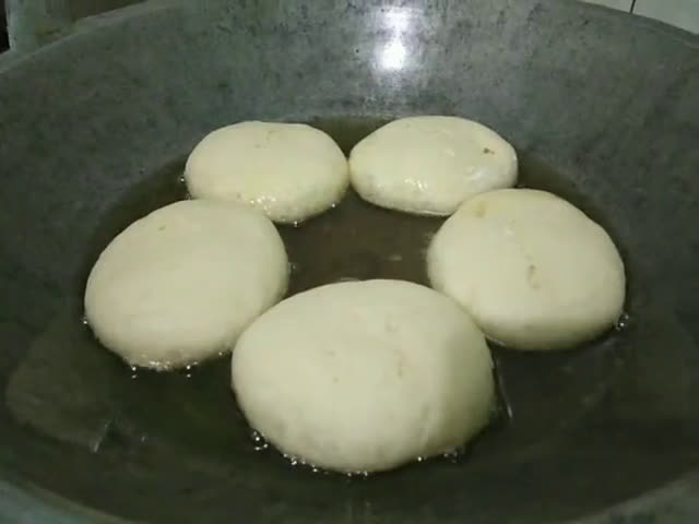 Foto langkah ke 6 dari resep Donat Empuk Tanpa Telur 1x proofing.