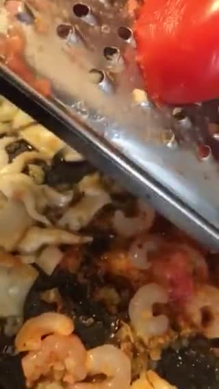 Foto del paso 9 de la receta: Fideuà de sepia, cigalitas y gambas peladas