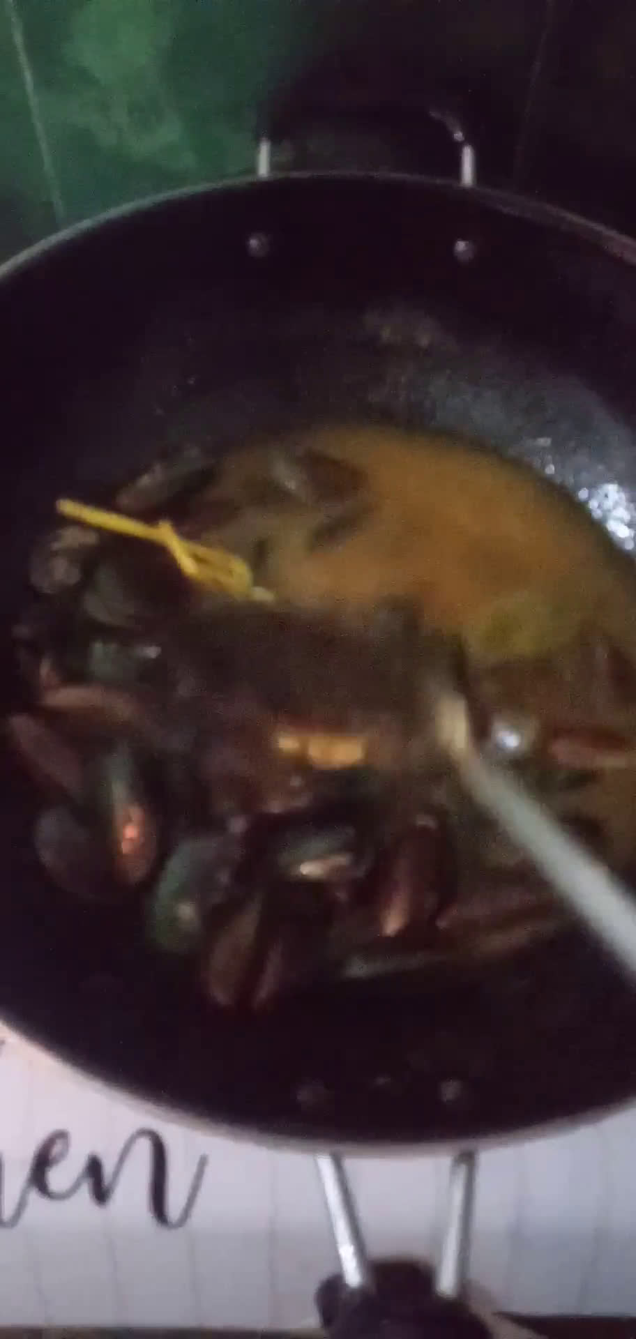 Foto langkah ke 4 dari resep Kerang Hijau Bumbu Kuning.