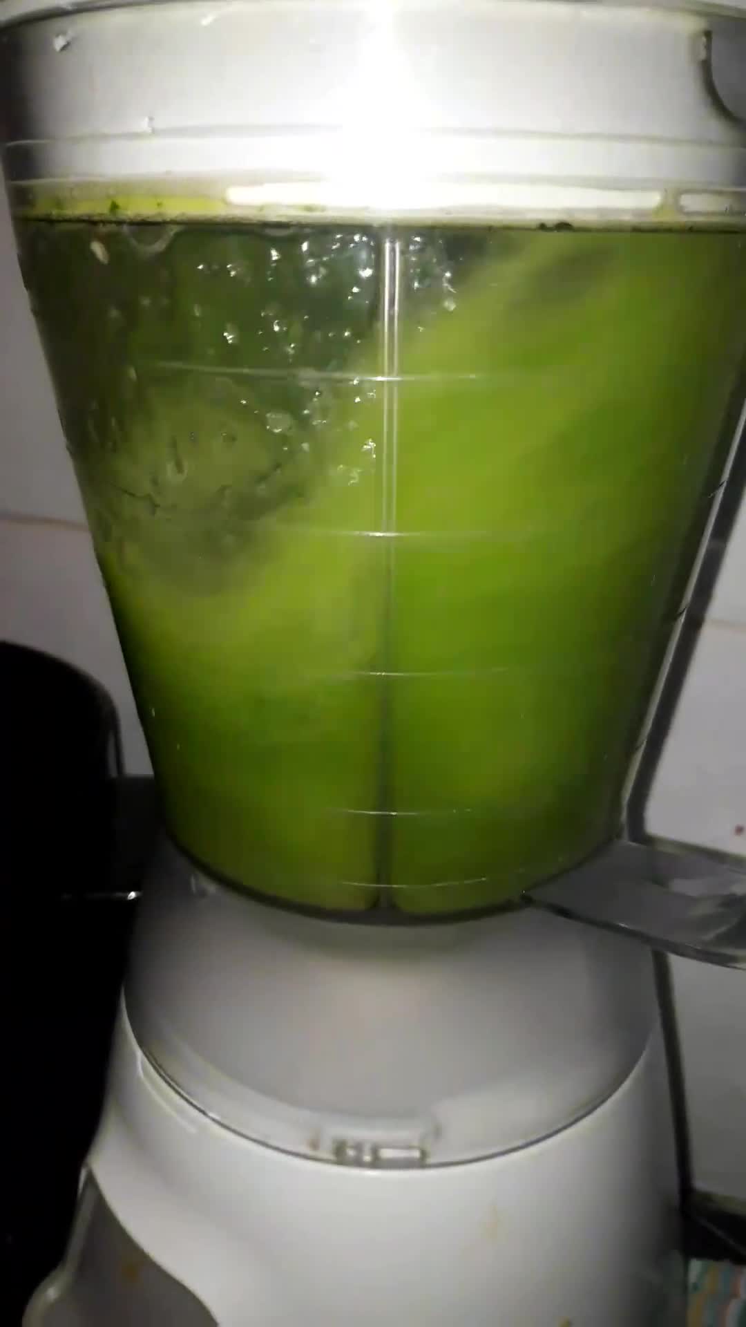 Foto langkah ke 2 dari resep Green Smoothies (Apel, Timun, Pokcoy, Jeruk Nipis).