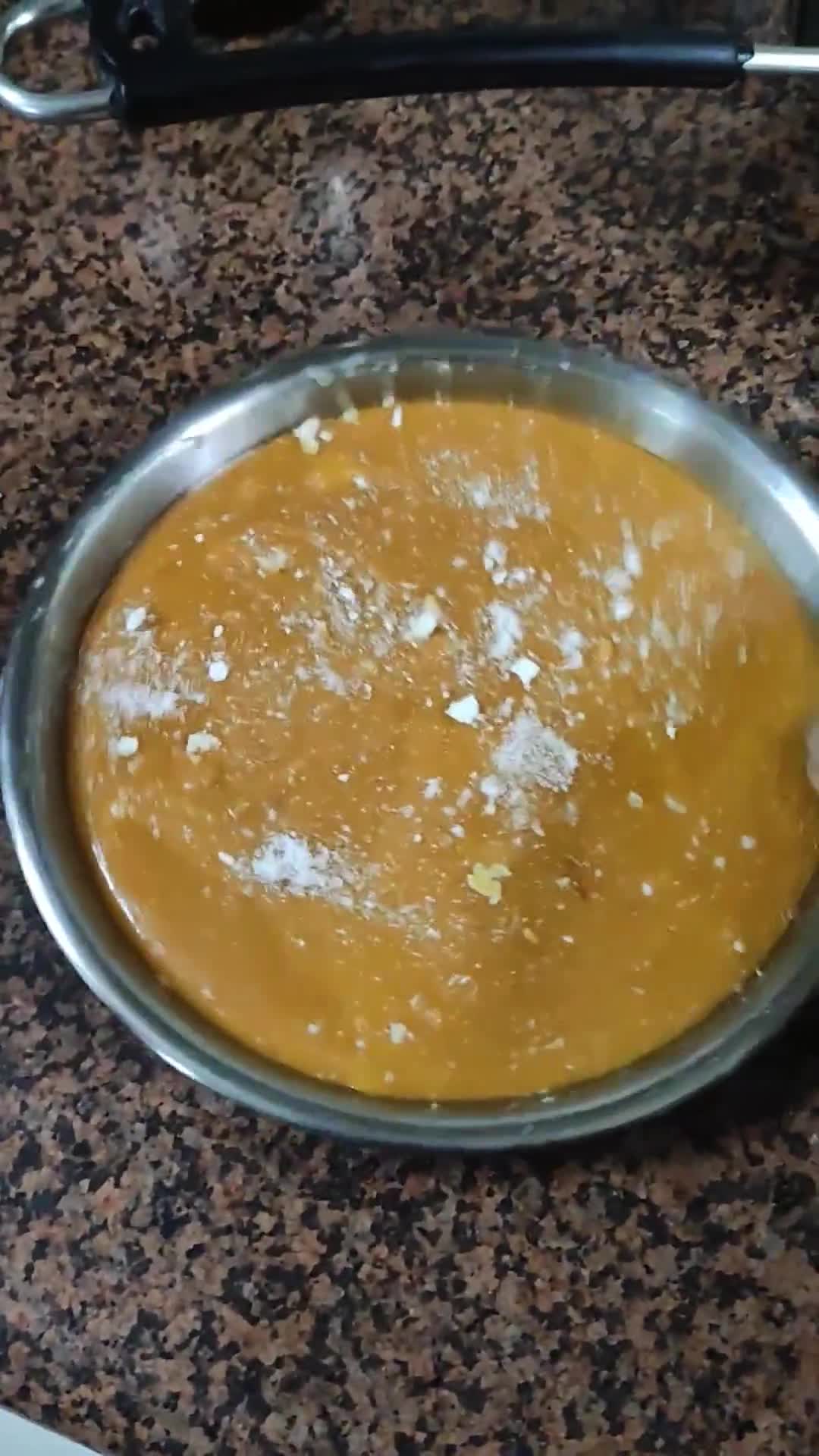 केसर मावा बर्फी(kesar mawa barfi recipe in hindi) रेसिपी चरण 2 फोटो