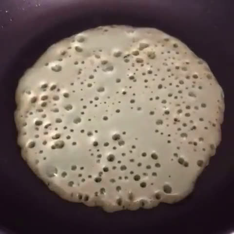 Hình bước làm 5 của món 💚 Bánh Pancake Spirulina Topping Bơ Hạt Phỉ Nutella & Hạt Thông