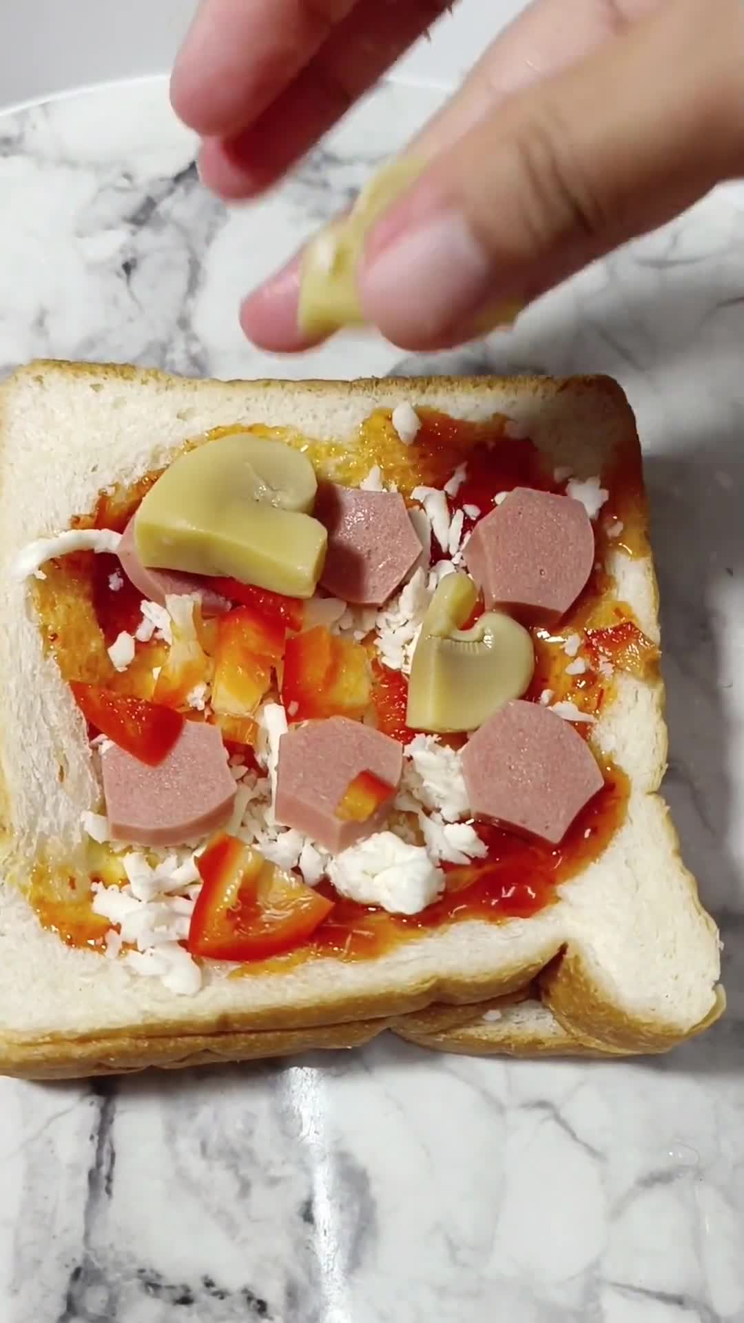 Gambar langkah 4 resipi Pizza Button Mushroom Toast.