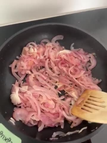 Foto del paso 3 de la receta: Cebolla morada caramelizada sin azúcar a fuego lento