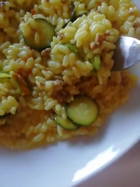 Foto del passaggio 2 della ricetta Risotto allo zafferano con, salsiccia, zucchine e fior di zucca