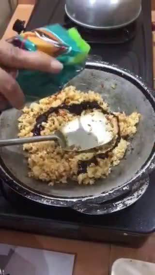 Foto langkah ke 4 dari resep Nasi goreng rumahan yang sederhana.