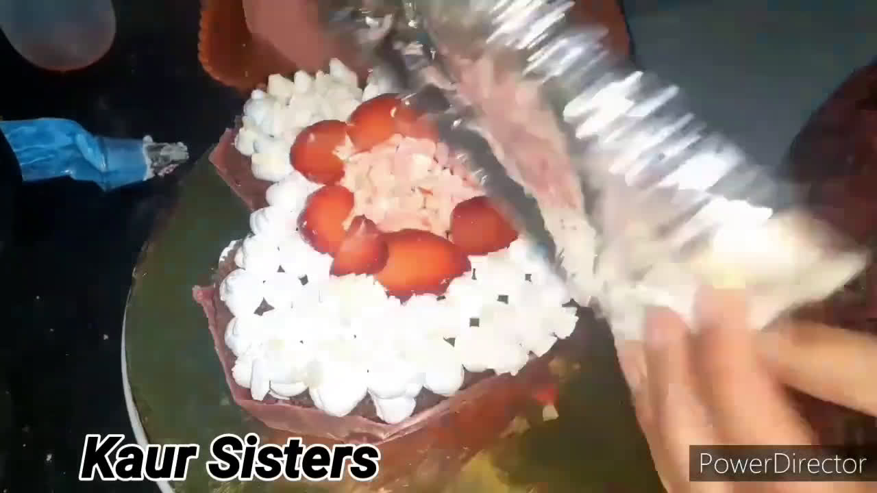 रेड वेलवेट पिनाटा केक कड़ाई में (red velvet pinata cake kadai mein recipe in Hindi) रेसिपी चरण 8 फोटो