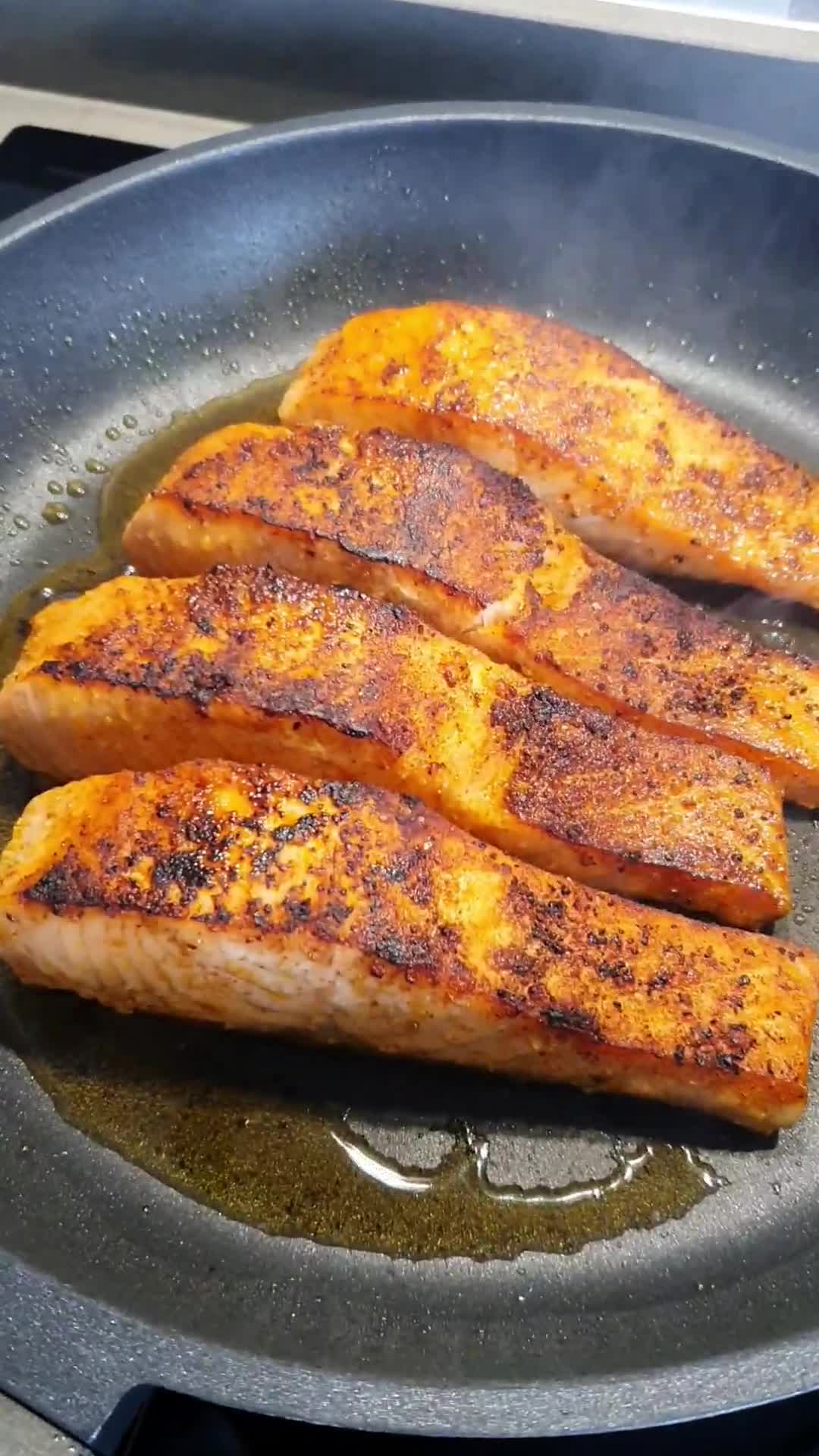 Foto del paso 1 de la receta: Salmón en salsa cremosa con espinacas baby