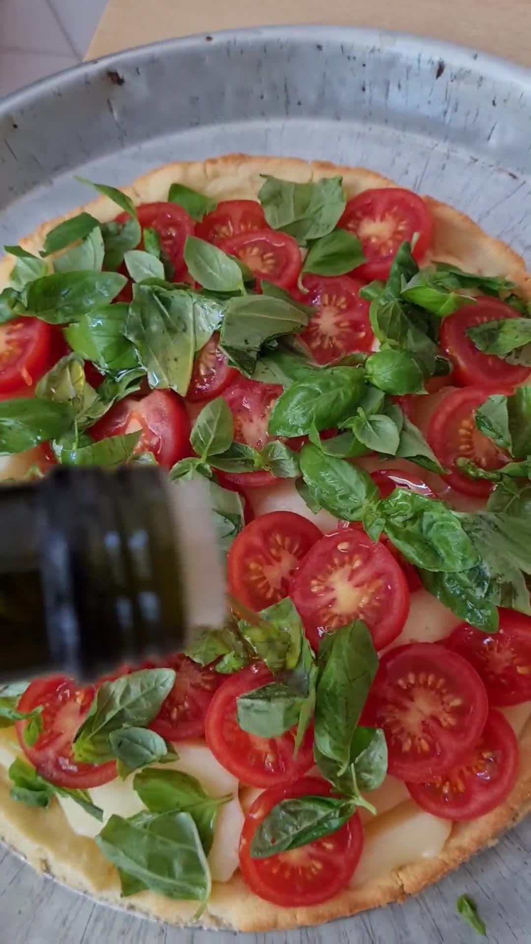 Foto del paso 3 de la receta: Tarta caprese con masa casera sin gluten 🍅 Tarta de tomate, albahaca, mozzarella y AOVE 🥗 low carb