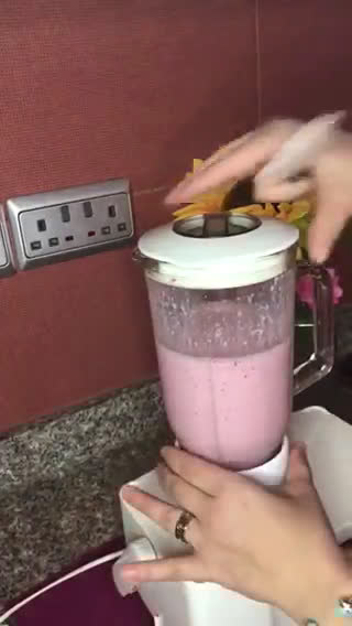 صورة لخطوة 1 من وصفة ميلك شيك فراولة