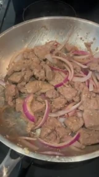 A picture of step 8 of Beef liver with grilled onions.