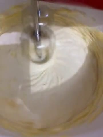 Foto langkah ke 3 dari resep Week 44 GA 3 : Buttercream Swiss!.