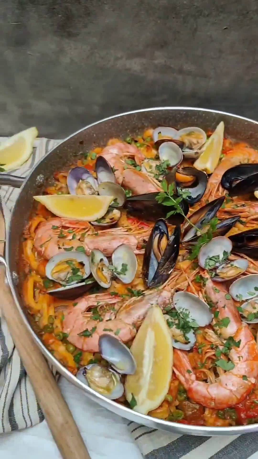 Foto del passaggio 10 della ricetta Paella di pesce