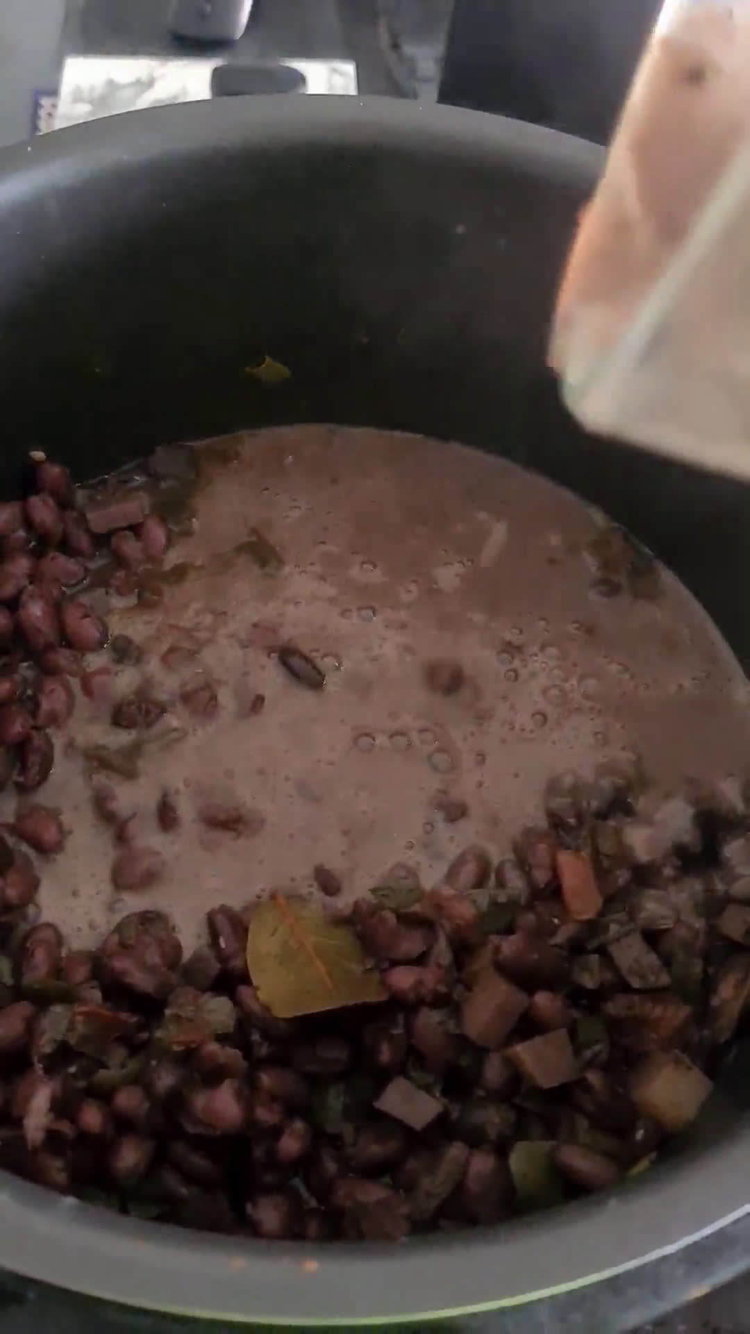 Foto del paso 5 de la receta: Frijoles negros con arroz integral y ensalada