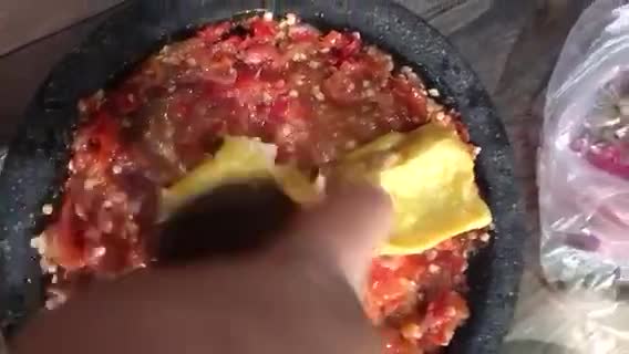 Foto langkah ke 4 dari resep Tahu Penyet Sambal Bawang Tomat Mentah.