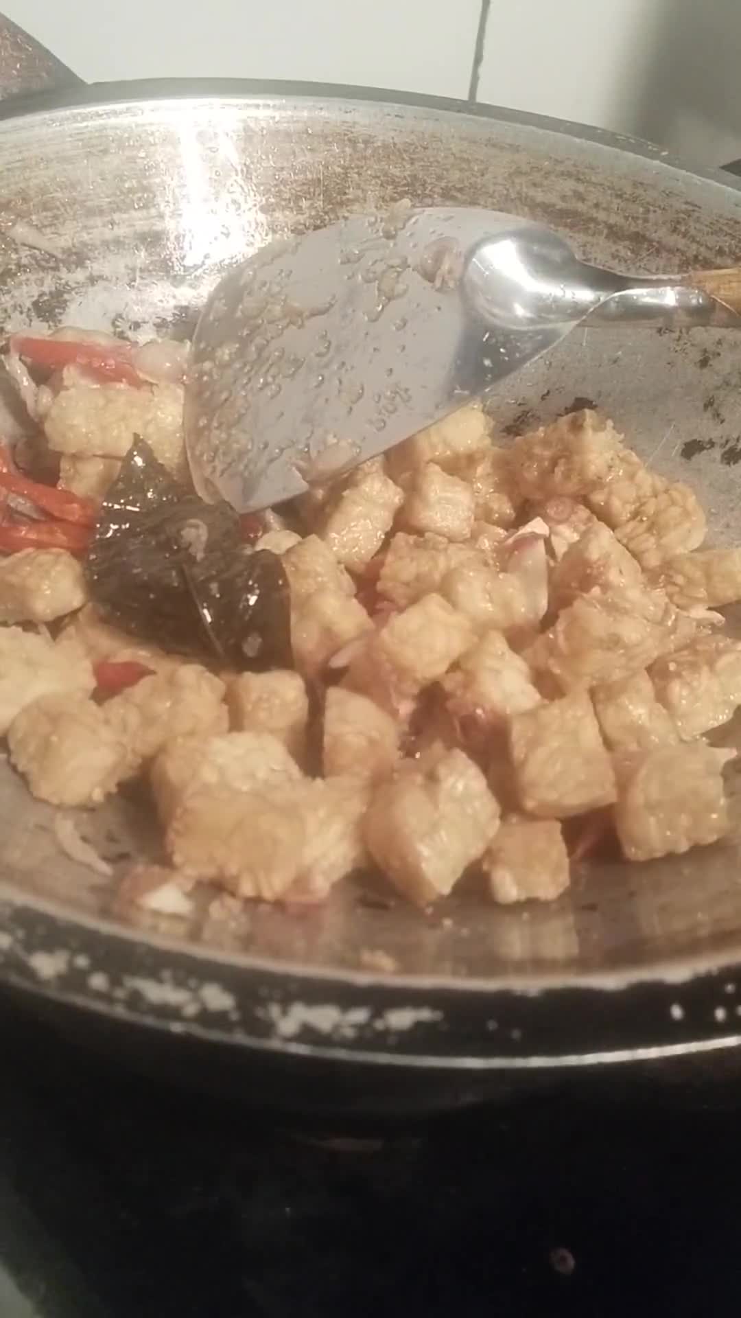 Foto langkah ke 4 dari resep Oseng tempe daun kemangi.