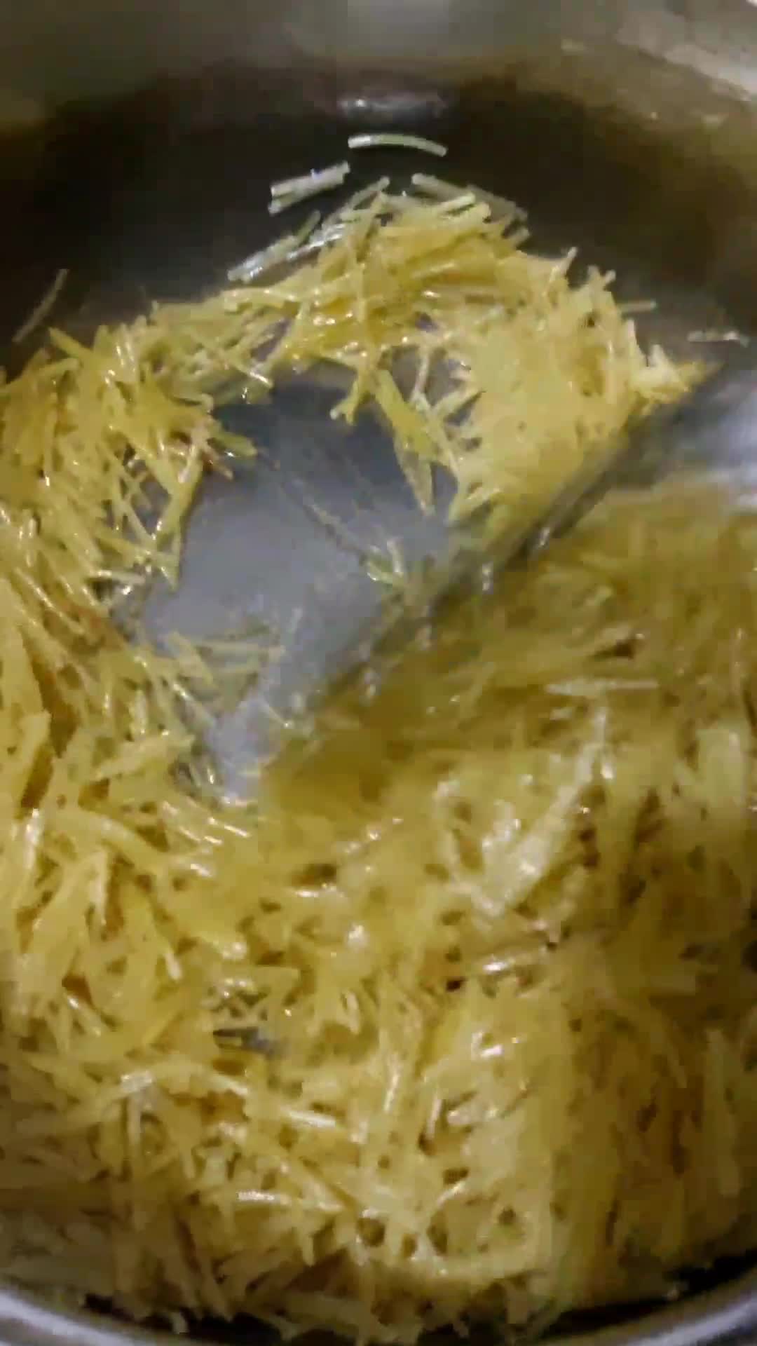 صورة لخطوة 2 من وصفة شعيرية بالحليب المكثف 🥣