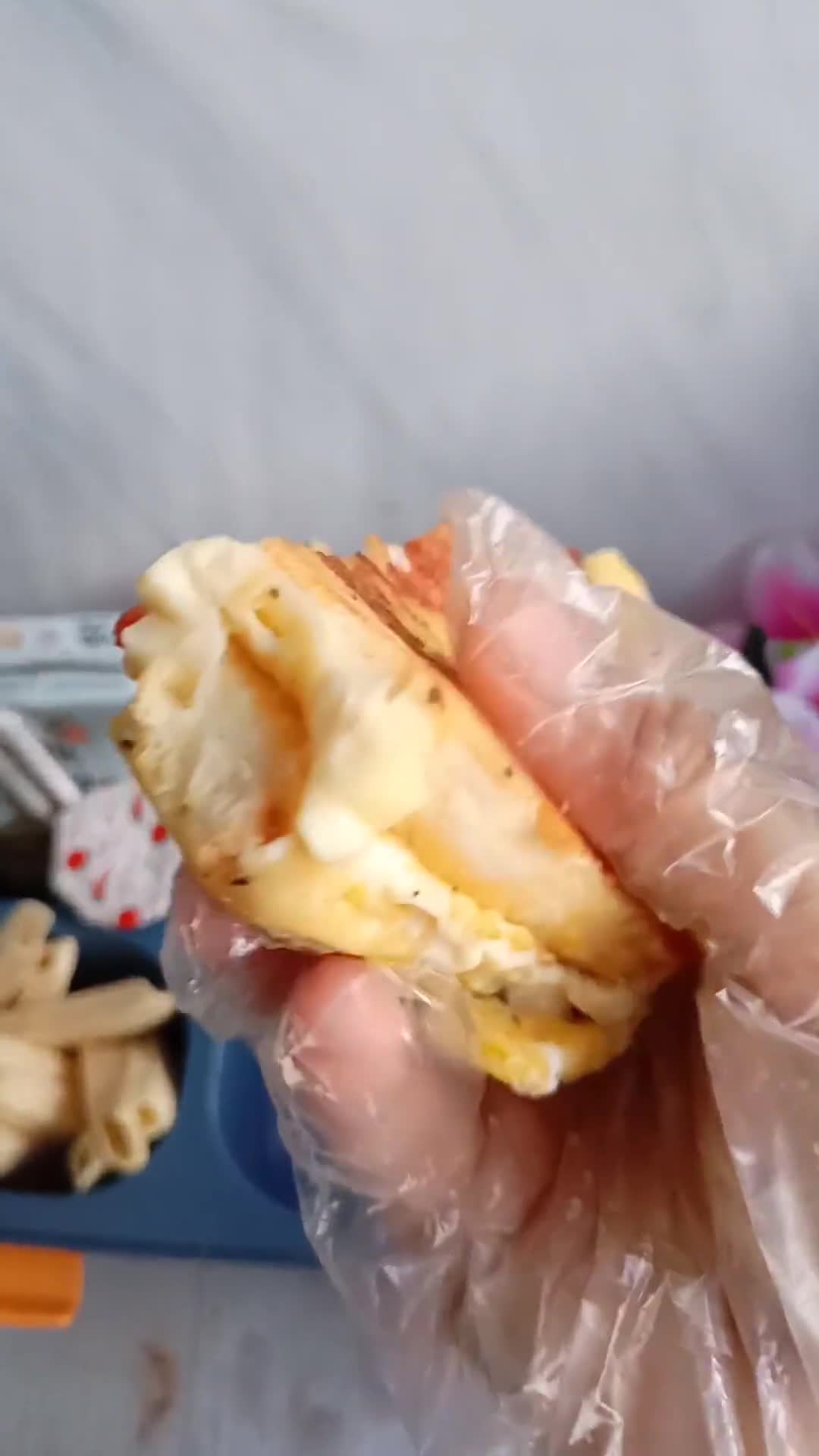 Foto langkah ke 3 dari resep Egg sandwich.