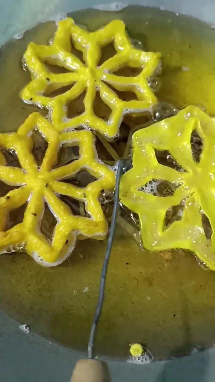Foto langkah ke 4 dari resep Kue kembang goyang.