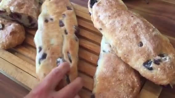 Foto del passaggio 16 della ricetta 69 • Filoni croccanti alle olive kalamata (pane senza impasto) 🇬🇷