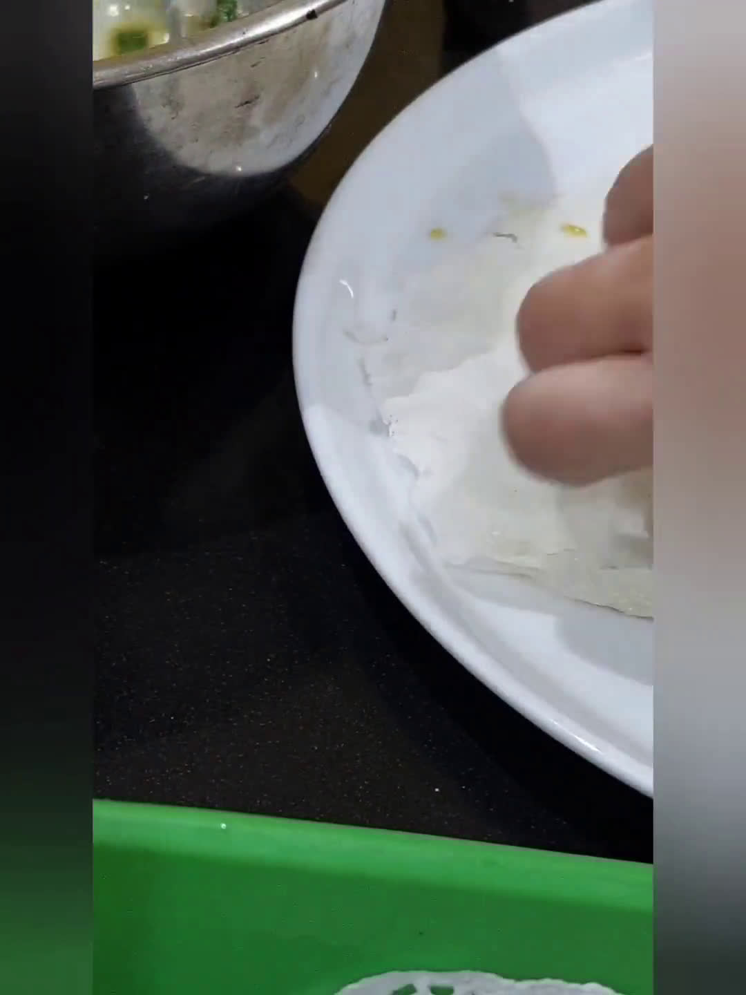 Foto langkah ke 3 dari resep 129. Martabak telur isi daging.