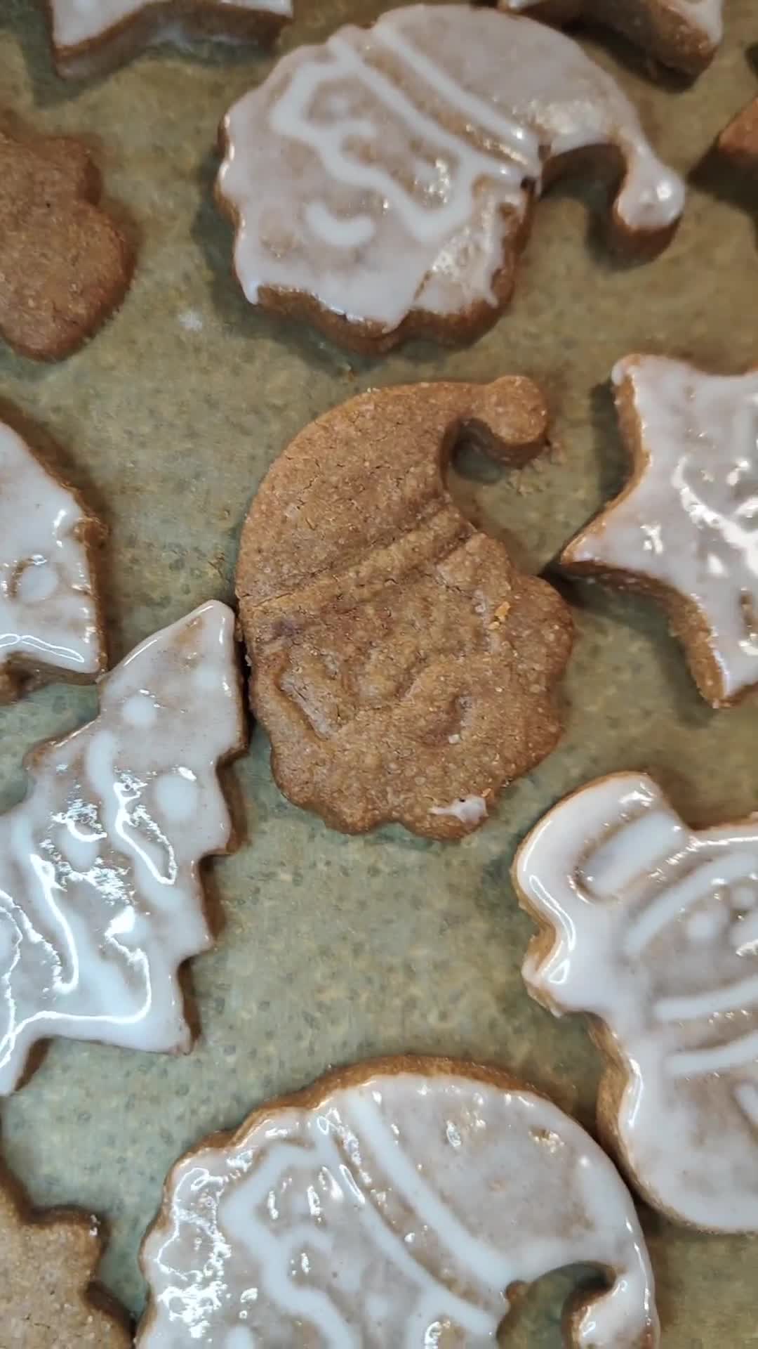 Foto del passaggio 7 della ricetta Biscotti al cacao con glassa