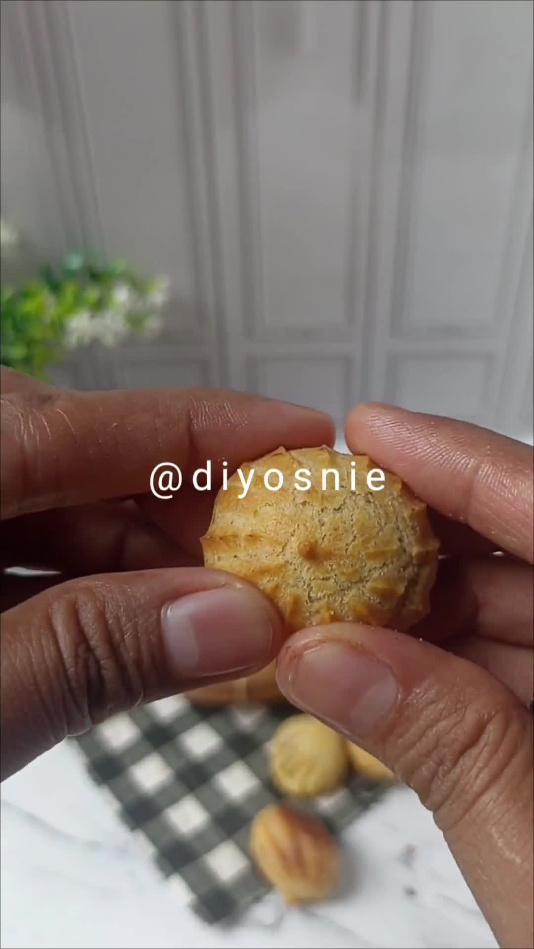 Foto langkah ke 6 dari resep Kue Soes Kering Isi Coklat #497.