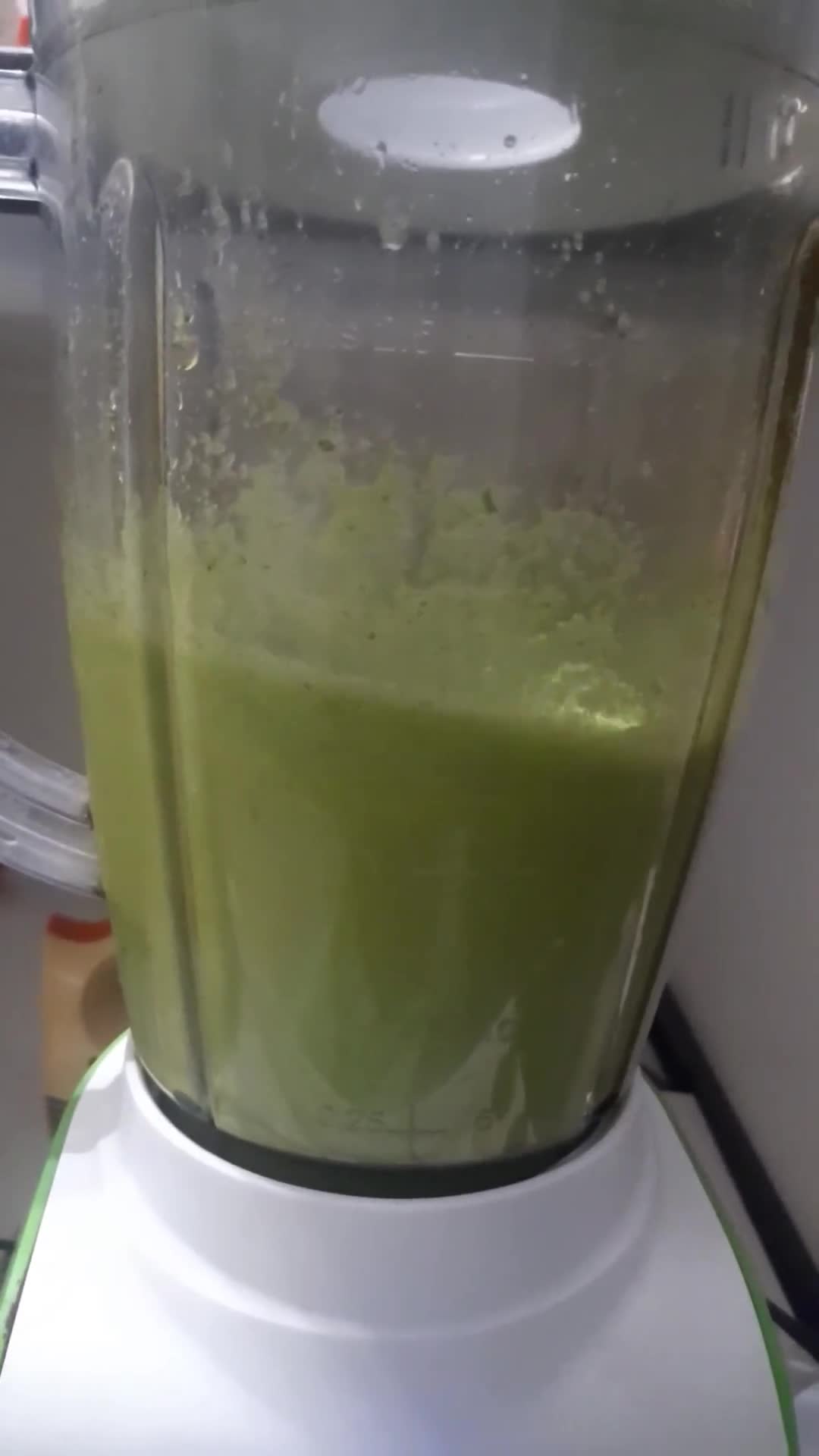 Foto langkah ke 2 dari resep Green smoothies (Apel, Timun, Pokcoy dan Jeruk Nipis).