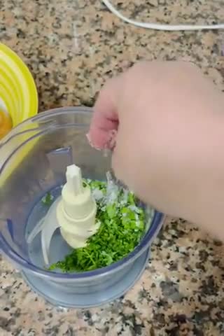 Foto del paso 2 de la receta: Hamburguesa de sepia 🦑 🧄 🌿 🍔