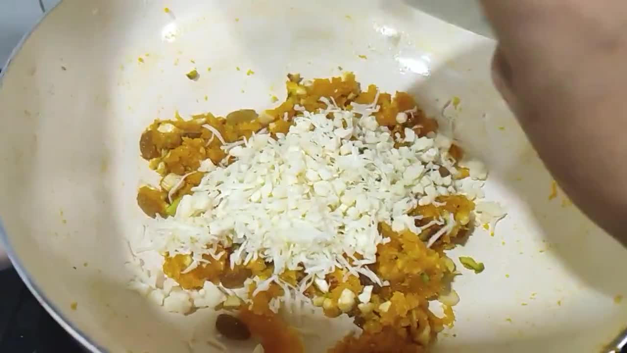 A picture of step 2 of Mango Cheese Fried Modak.
