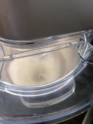 Fehér csokis mascarpone krémmel és eperrel töltött torta recept fázis 1 fotója