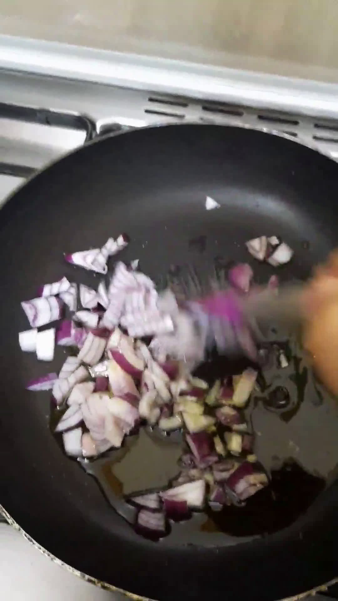 صورة لخطوة 3 من وصفة الكيش بحشوة الدجاج والفطر 🥧🍄
