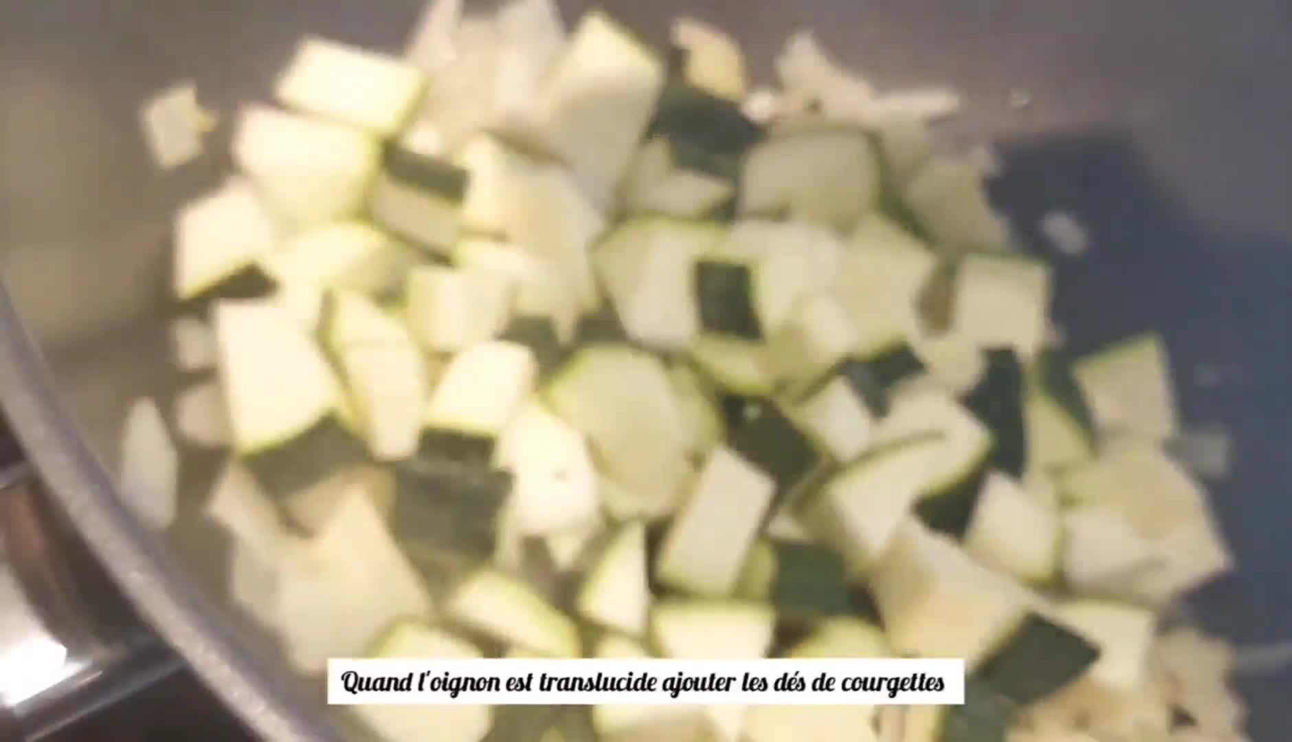 Une image de l'étape 3 de Tarte salée Courgettes, Saucisses et Pomme de terre, recette italienne.