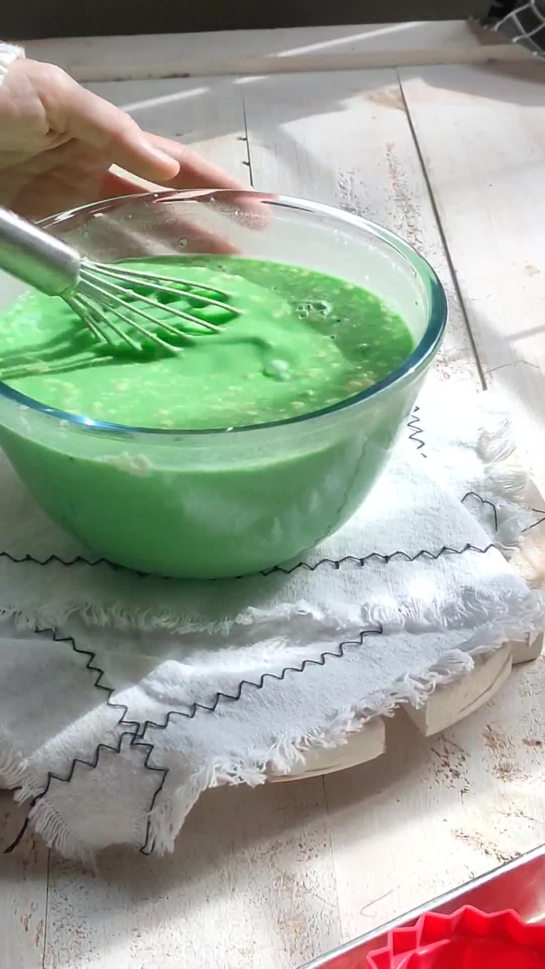 Gambar langkah 2 resipi Kuih Kaswi Pandan.