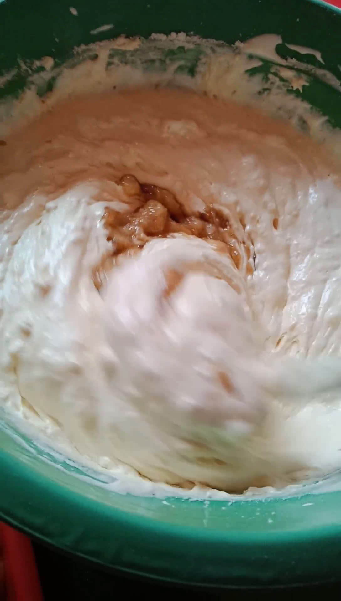Foto langkah ke 4 dari resep Cake Pisang Toping Keju & Kismis.