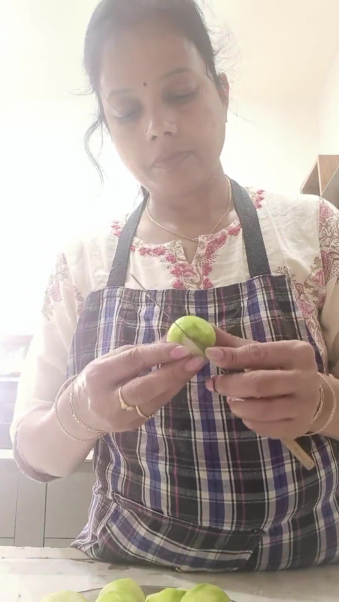 देसी भरवां टिंडे (desi stuff apple gourd recipe in Hindi) रेसिपी चरण 1 फोटो