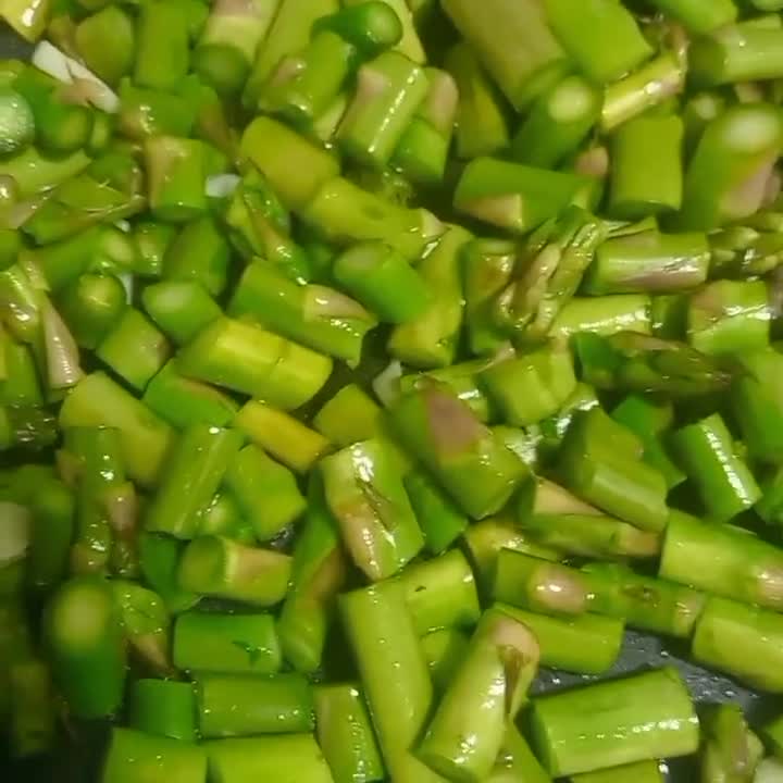 Foto del paso 5 de la receta: Revuelto de espárragos trigueros ajo y perejil