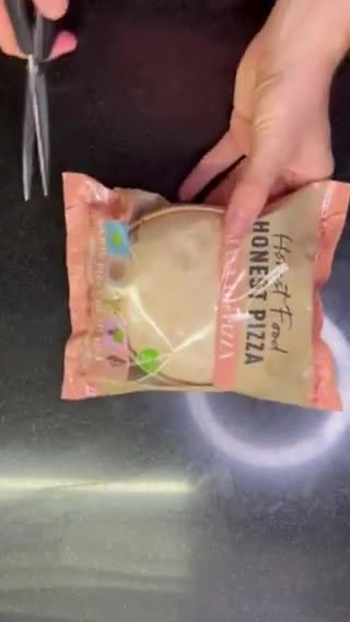 Foto del paso 1 de la receta: Pizza Napolitana Margarita, con masa congelada #ThinkingFoods