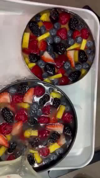 A picture of step 19 of Bavarian cream cake with fruits.